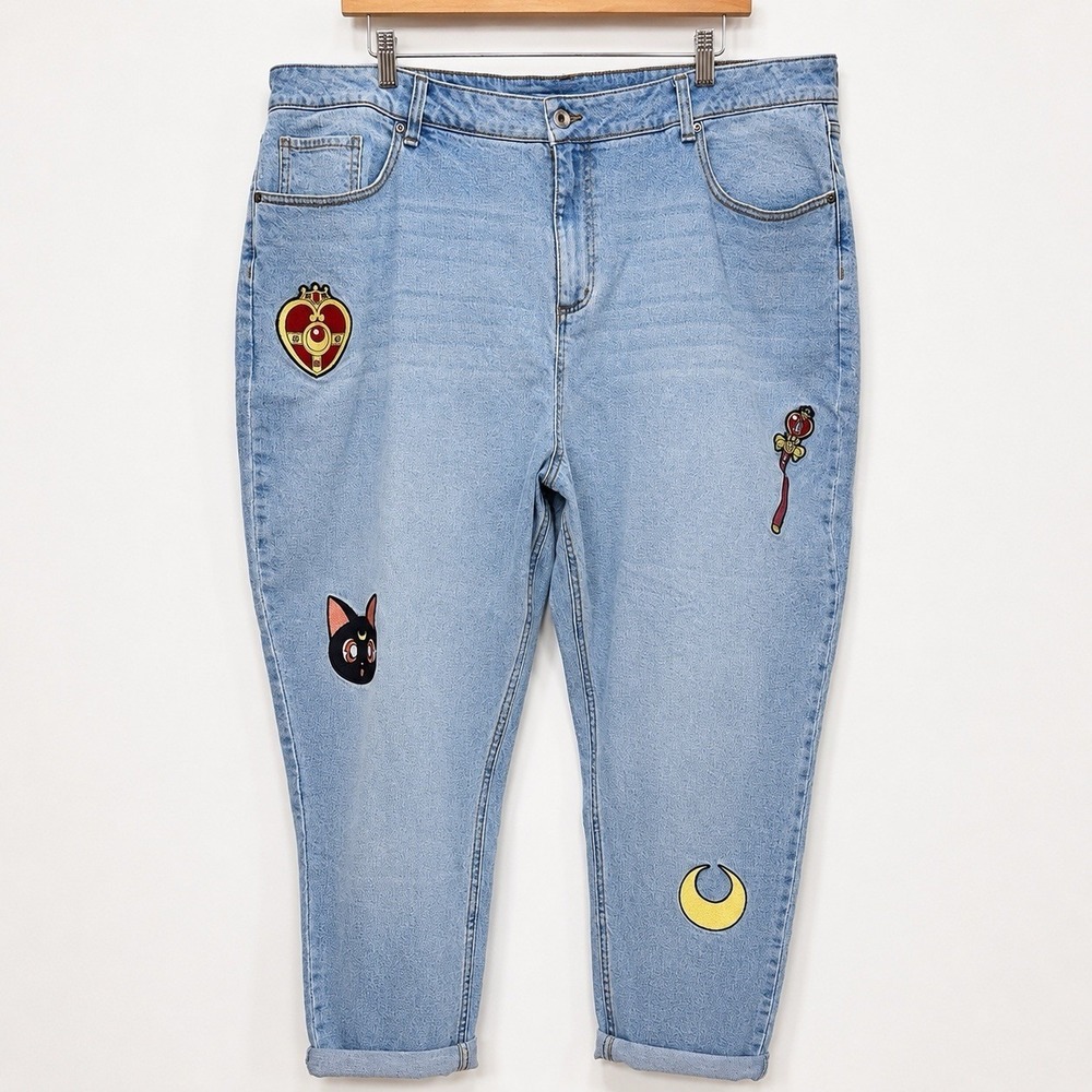 Sailor Moon Hot Topic Exclusive Embroidered Mom Jeans Size 24 Light Wash Anime - Picture 2 of 12